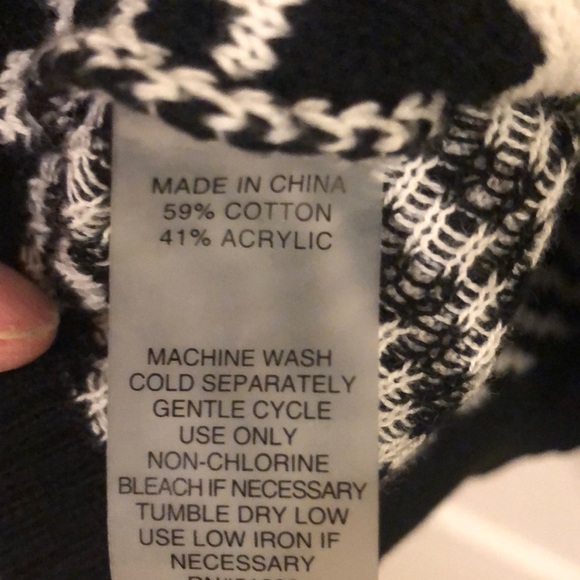 Two by Vince Camuto Black and White Houndstooth Sweater - Picture 8 of 8
